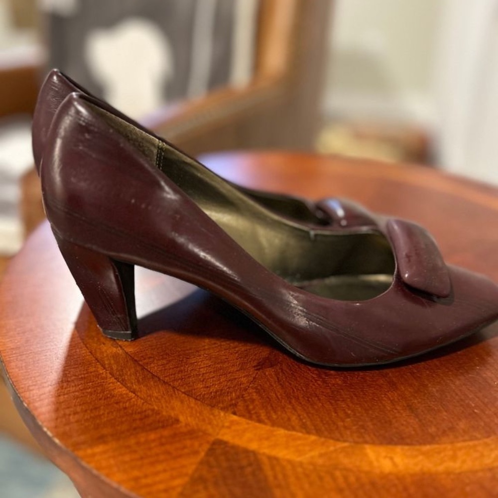 WOMENS PLUM COLOR HEELS (SIZE 7.5)